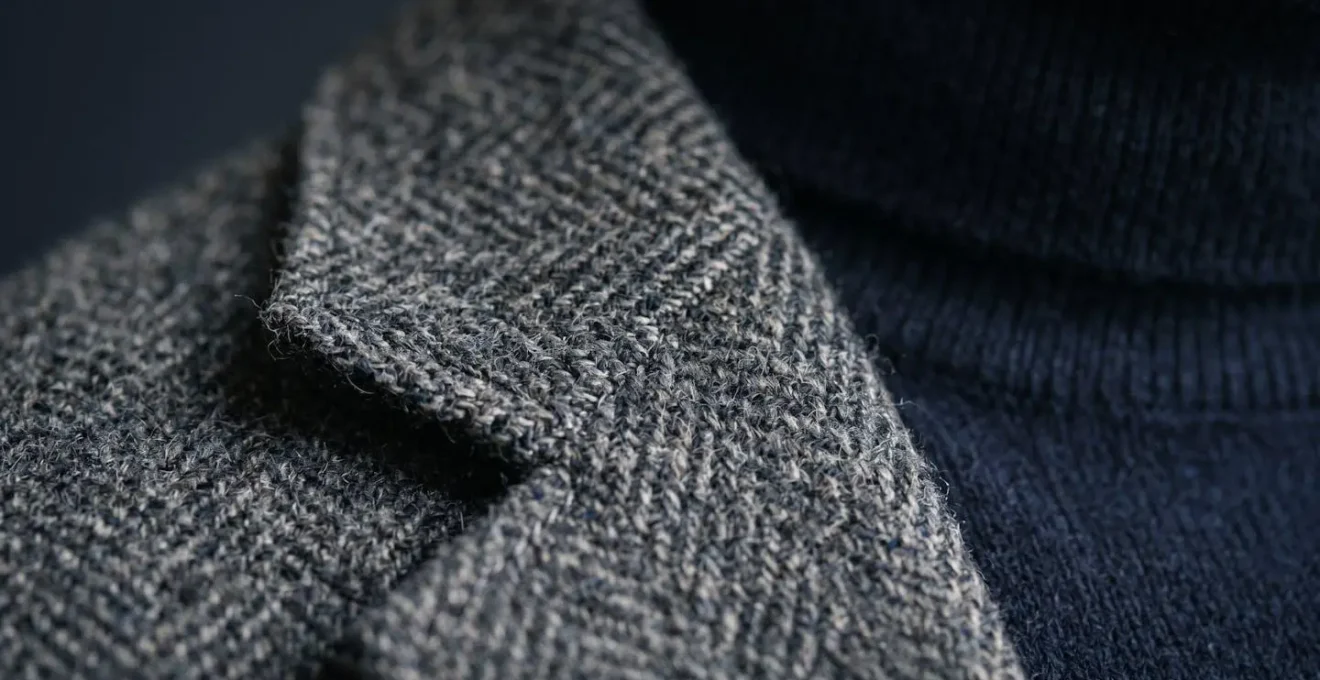 Dettaglio ravvicinato di blazer con bavero strutturato su dolcevita in cachemire sottile