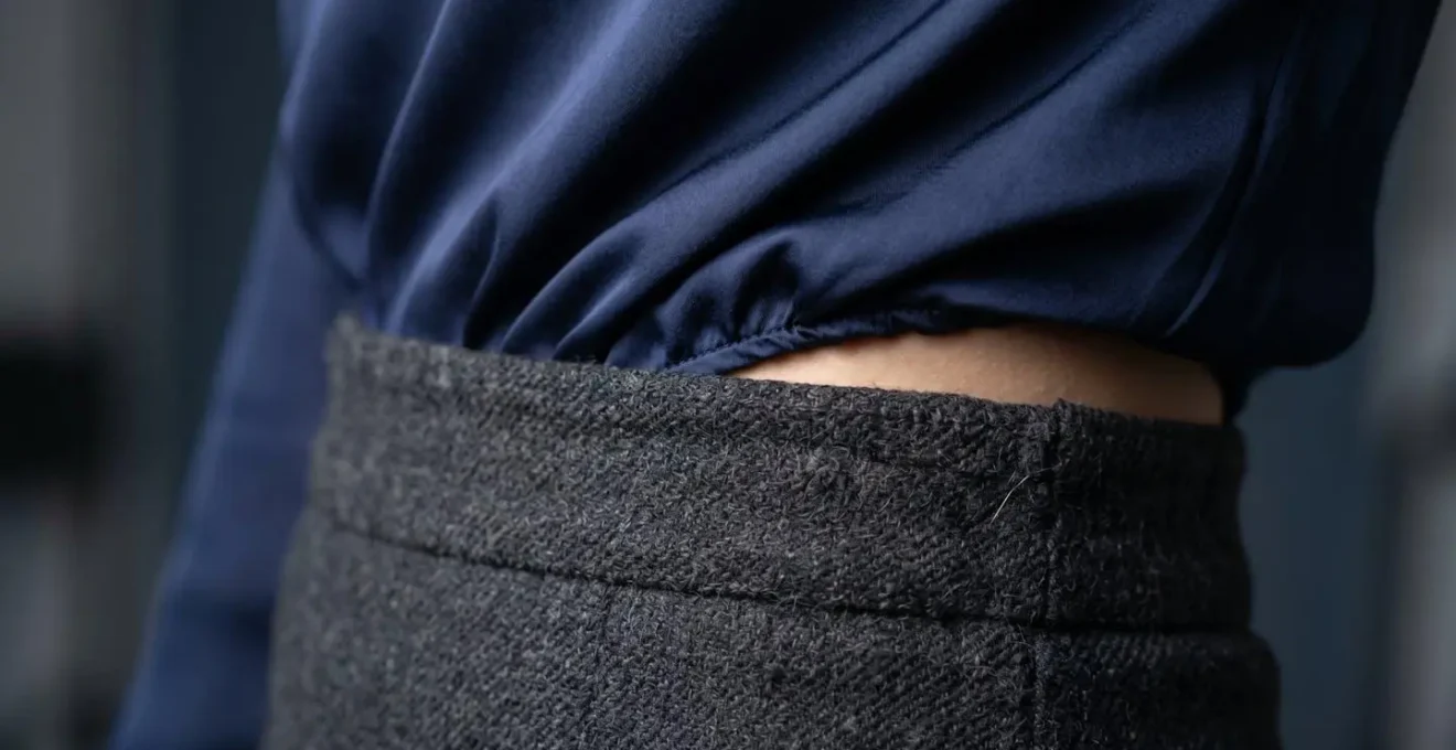 Look equilibrato con gonna a tubino vita alta e camicia ben proporzionata