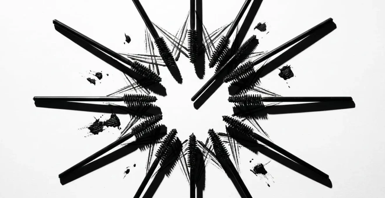 Dettaglio ravvicinato del simbolo PAO su confezione cosmetica con texture mascara