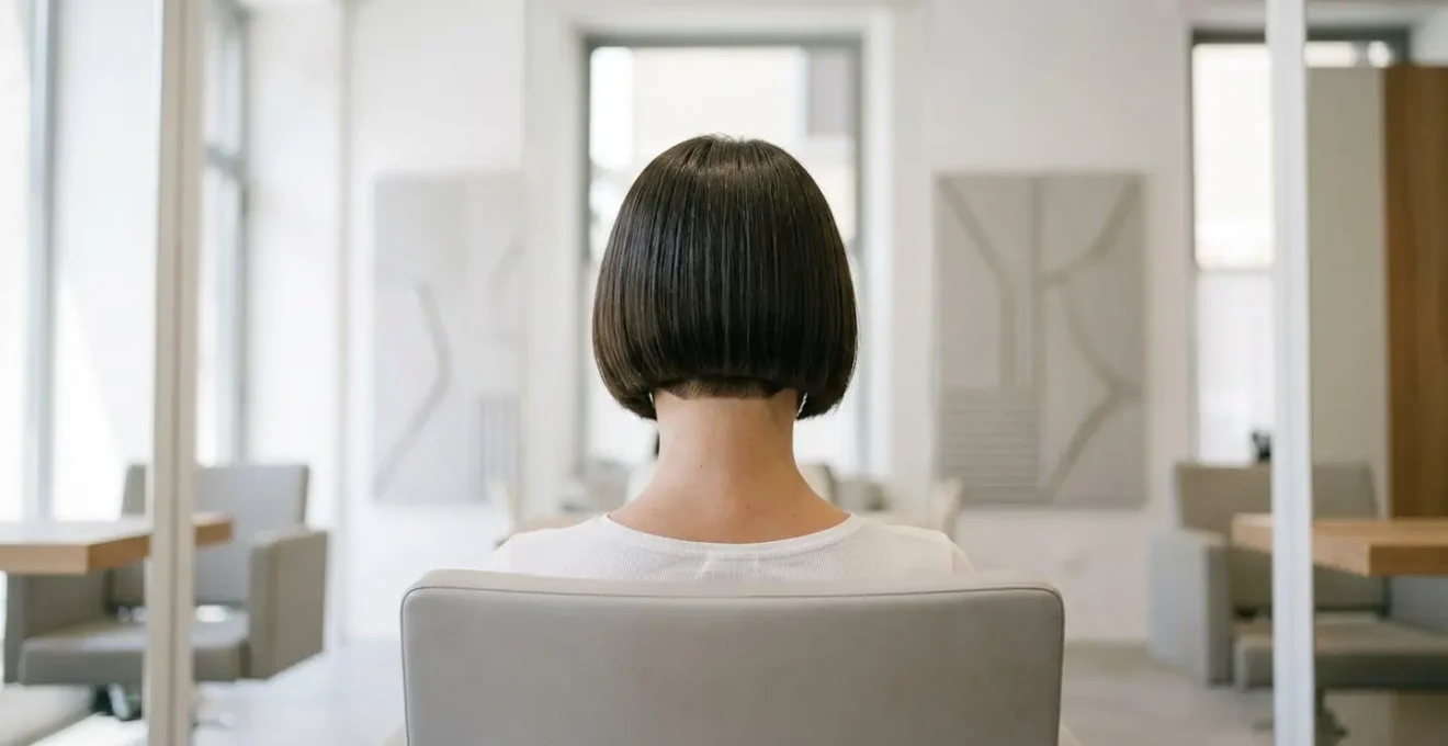Taglio bob elegante come soluzione di stile per capelli danneggiati