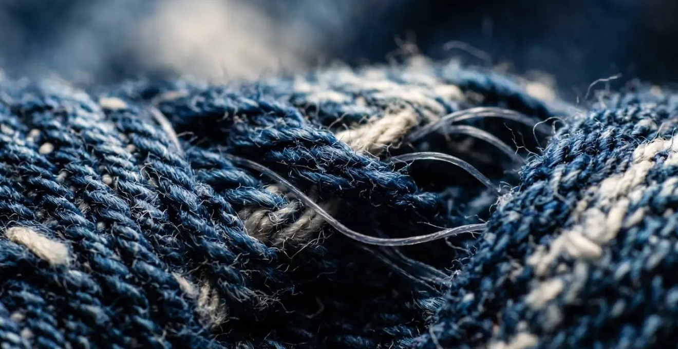 Dettaglio macro della trama del denim con fibre elastiche visibili